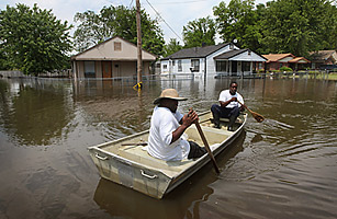 Memphis: Tourists Flock to See Rivers Rising Waters