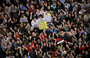 Spaniards Reject Socialist Party, Protest Weak Economy