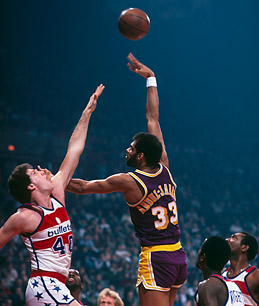 Kareem and His Hook Shot Deserve a Statue