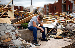 Pitt, Jolie Give $500,000 to Joplin