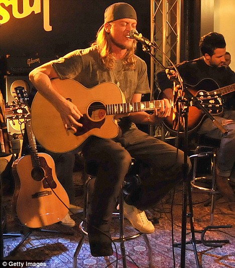 article-2198394-14D684D1000005DC-435_468x533