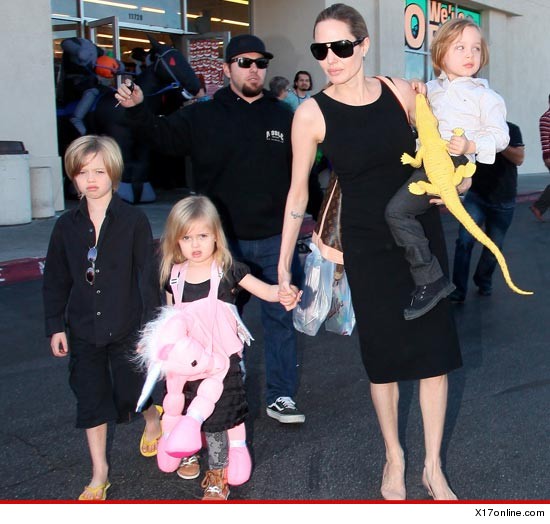 1028-jolie-and-kids-x17-3