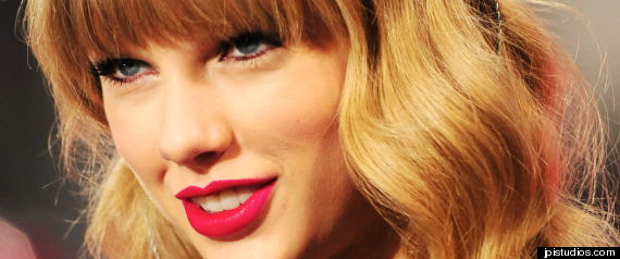 Taylor Swift peforms at ABC News' Good Morning America Times Square Studio