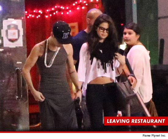 1117-justin-bieber-selena-gomez-fame-flynet-leaving-3